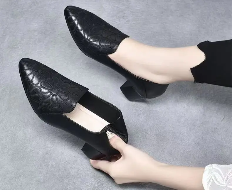 Soft-soled Pointed Single-layer Shoes Women's Mid-heel 2024 Autumn New Arrival Embroidered Commuter Women's Shoes Comfortable Thick-heel Soft Leather Moms Shoes — feature 4