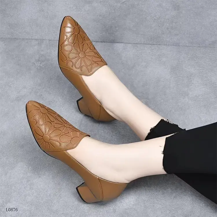 Soft-soled Pointed Single-layer Shoes Women's Mid-heel 2024 Autumn New Arrival Embroidered Commuter Women's Shoes Comfortable Thick-heel Soft Leather Moms Shoes — feature 6