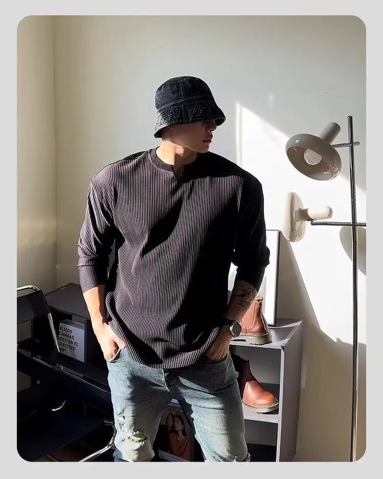 Men's V-Neck Pleated Long Sleeve T-Shirt Black — feature 5