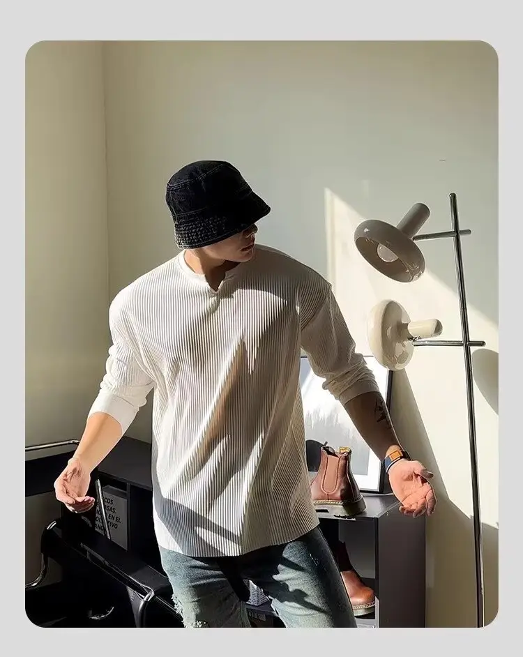 Men's V-Neck Pleated Long Sleeve T-Shirt Black — feature 6