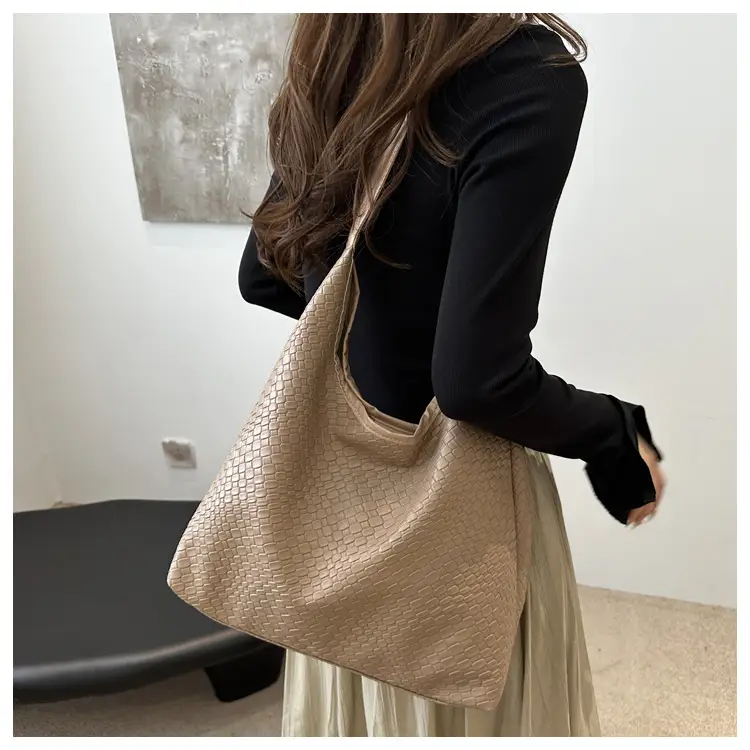 Women's Woven Black Shoulder Crossbody Bag 2024 — feature 12