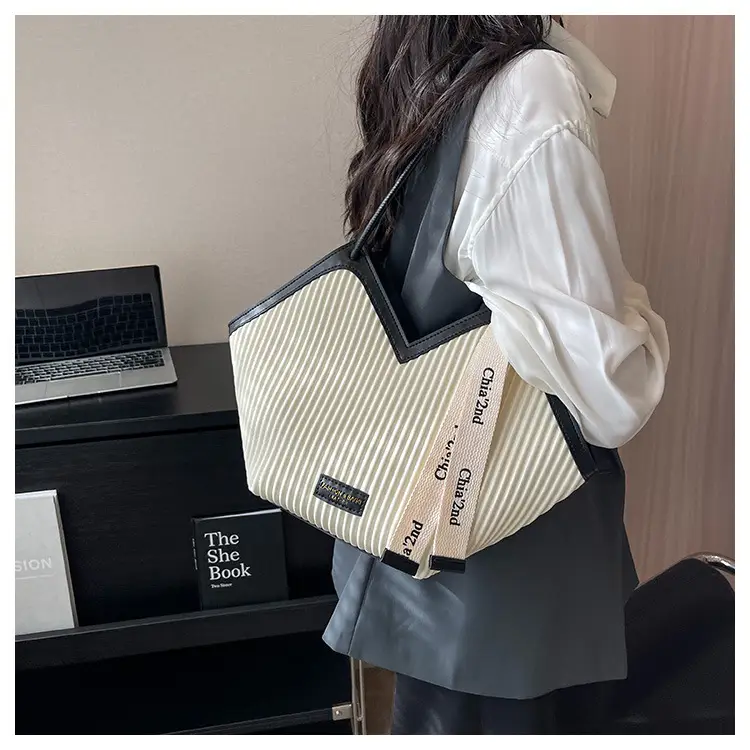 Korean Style 2024 Women's Shoulder Bag Black White — feature 10