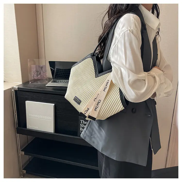 Korean Style 2024 Women's Shoulder Bag Black White — feature 11