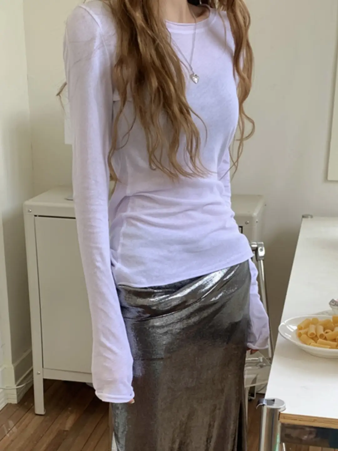 White Base Shirt for Women, Thin and Slightly See-Through Long-Sleeve T-Shirt, Sun Protection Cover-Up, Spring 2026, Slim Fit, Simple Top — feature 3