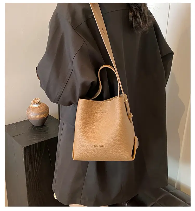 Black Retro Shoulder Bag for Women Autumn Winter 2023 — feature 1