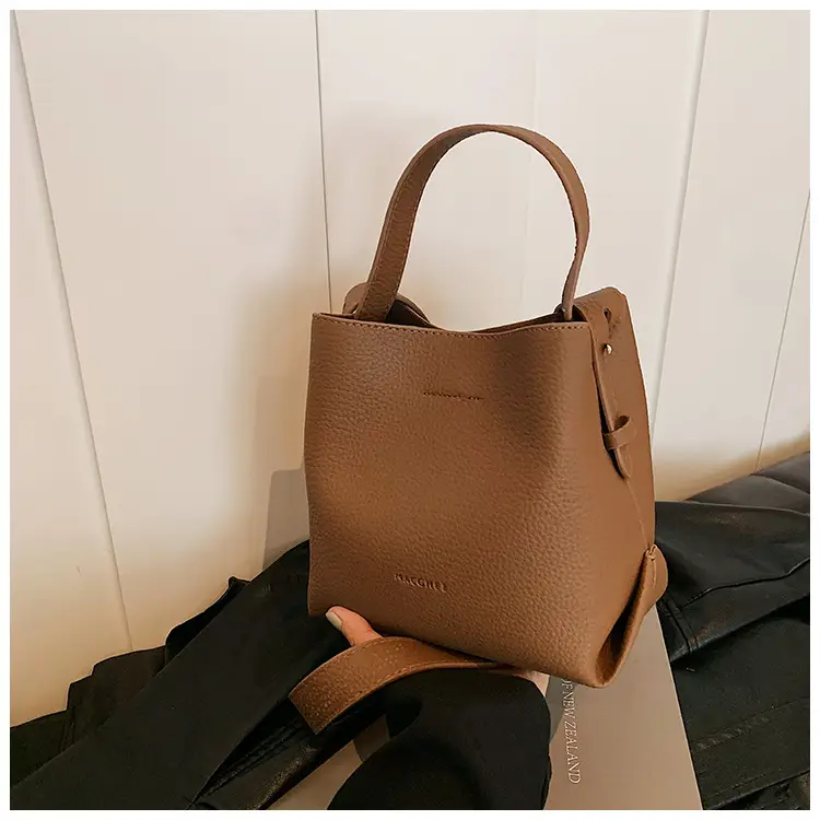 Black Retro Shoulder Bag for Women Autumn Winter 2023 — feature 13