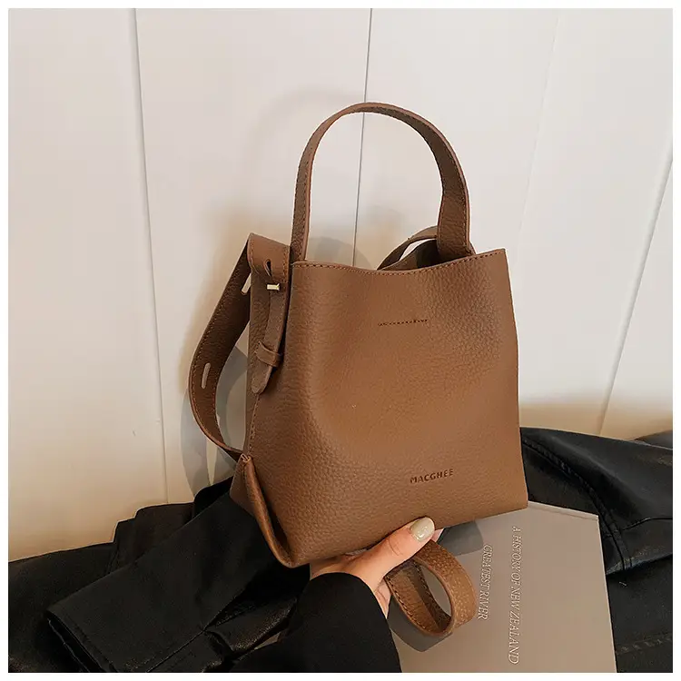 Black Retro Shoulder Bag for Women Autumn Winter 2023 — feature 14