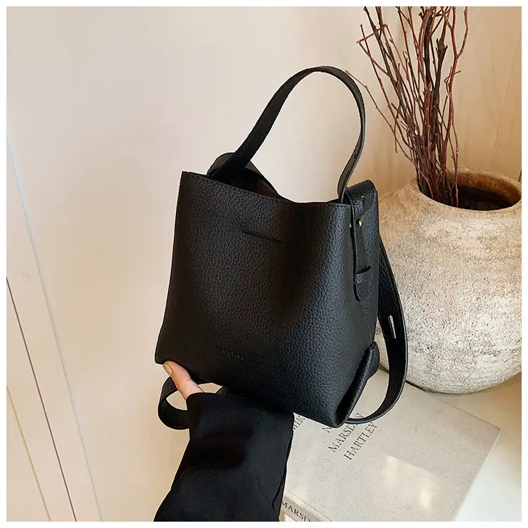Black Retro Shoulder Bag for Women Autumn Winter 2023 — feature 21
