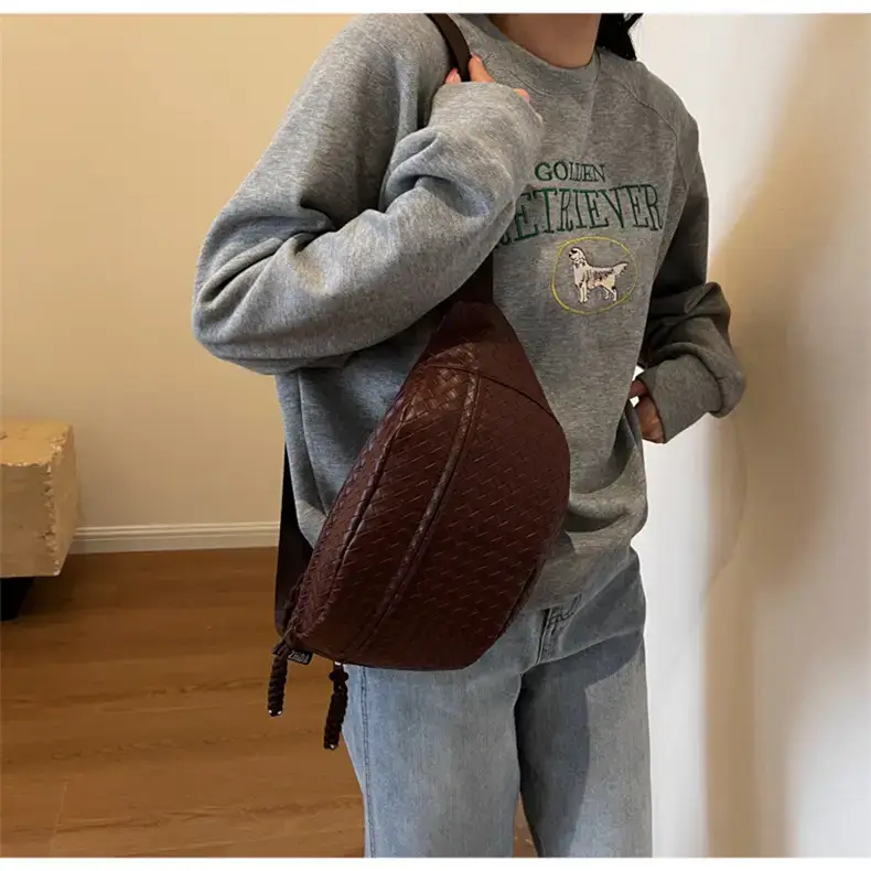 Men's Brown Crocodile Texture Crossbody Bag 34x175cm — feature 25