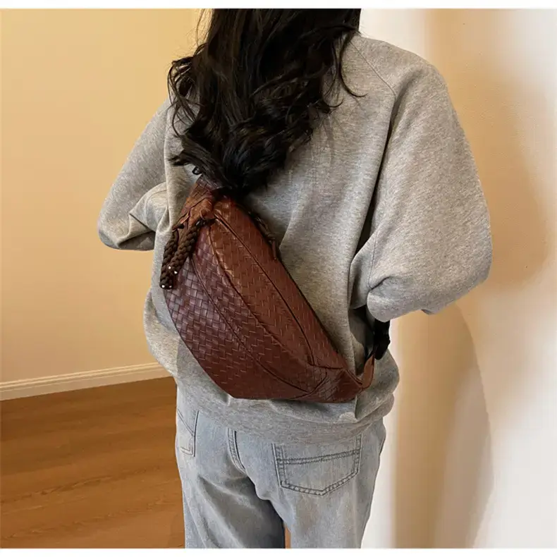 Men's Brown Crocodile Texture Crossbody Bag 34x175cm — feature 32