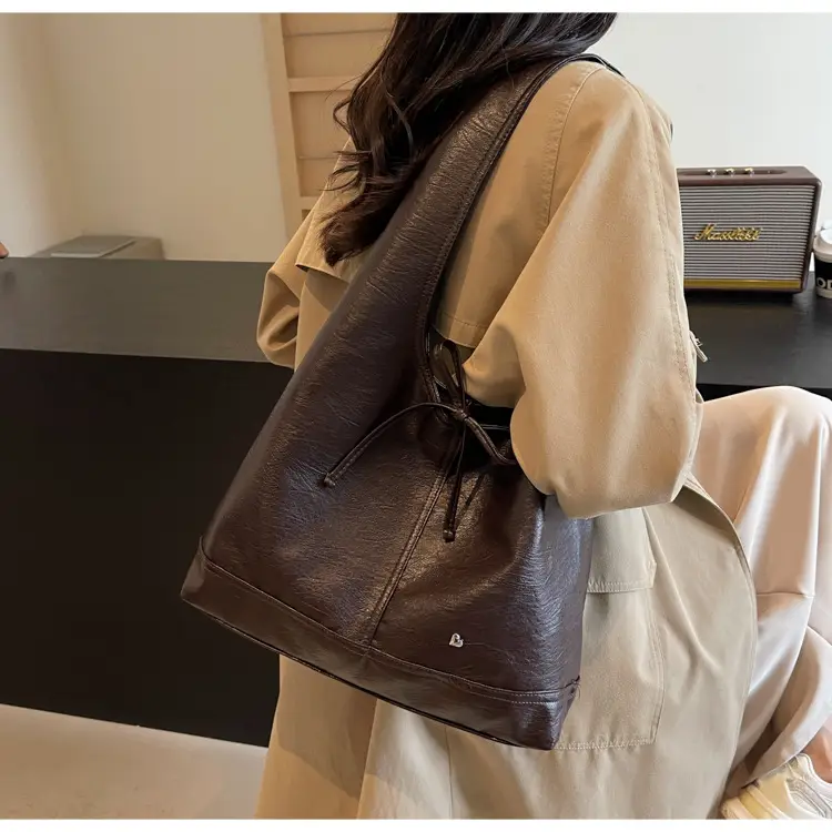 Large Capacity Women's Tote Bag Brown Leather Winter Shoulder — feature 24