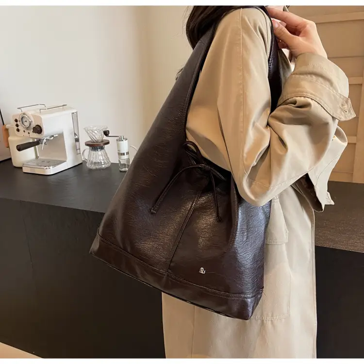 Large Capacity Women's Tote Bag Brown Leather Winter Shoulder — feature 26