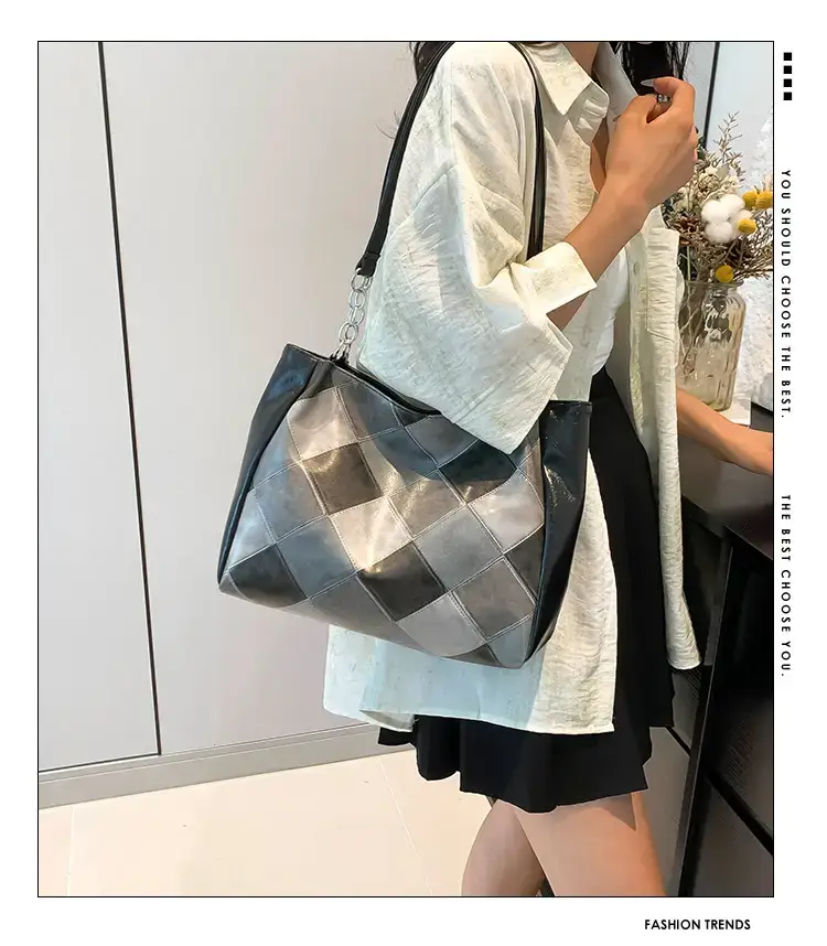 Women's Checkered Shoulder Bag Large Capacity Black Grey — feature 1