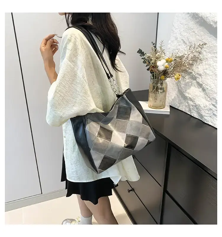 Women's Checkered Shoulder Bag Large Capacity Black Grey — feature 17