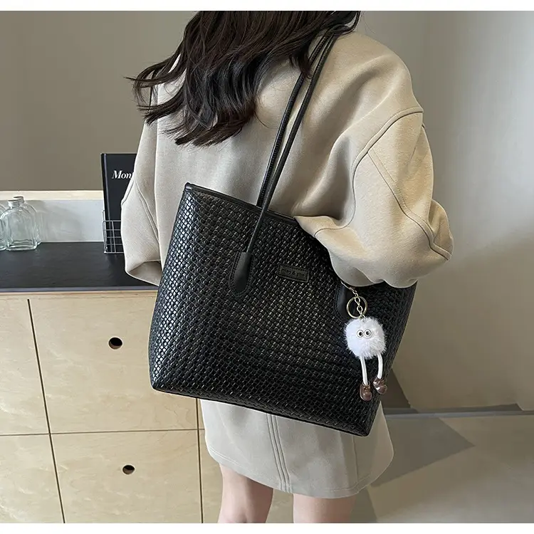 Black Retro Woven Shoulder Bag 2024 New — feature 14