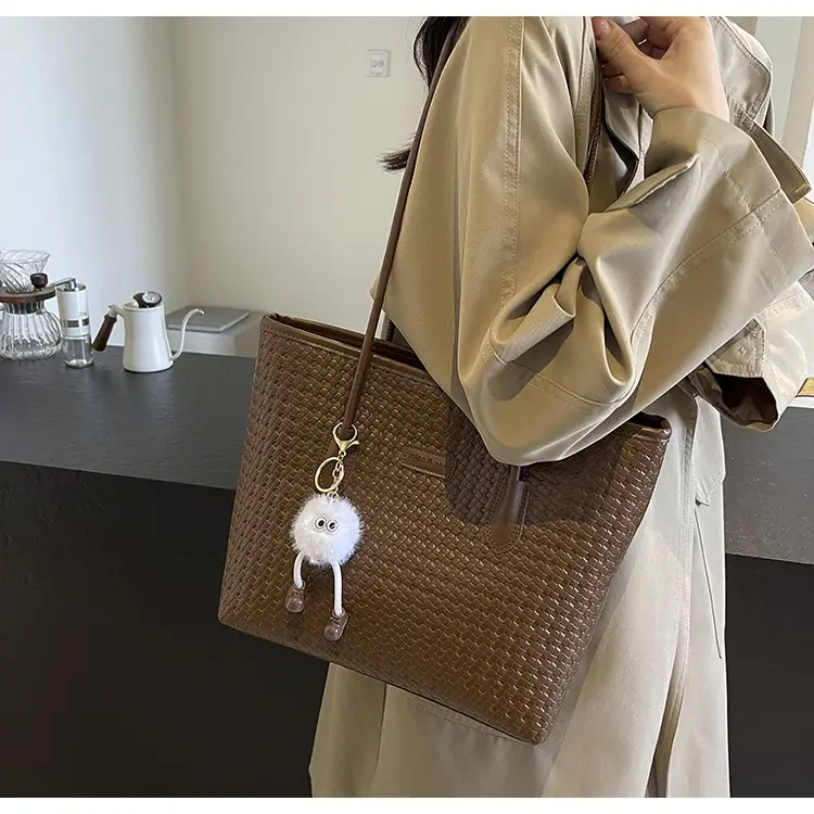 Black Retro Woven Shoulder Bag 2024 New — feature 17