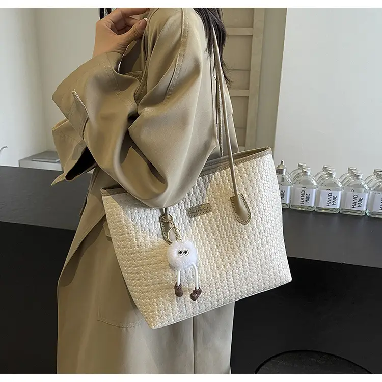 Black Retro Woven Shoulder Bag 2024 New — feature 23