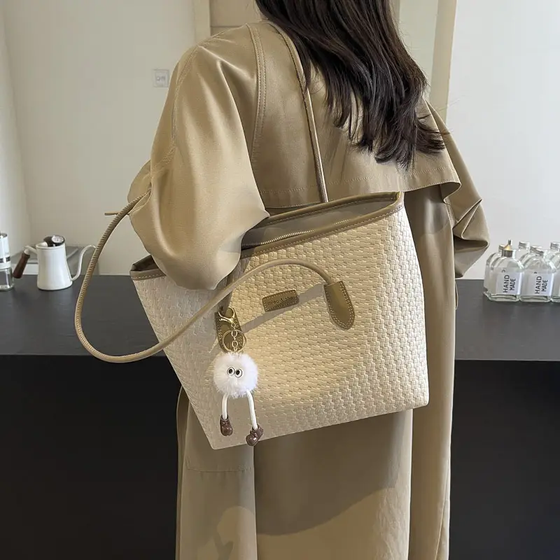 Black Retro Woven Shoulder Bag 2024 New - Image 3