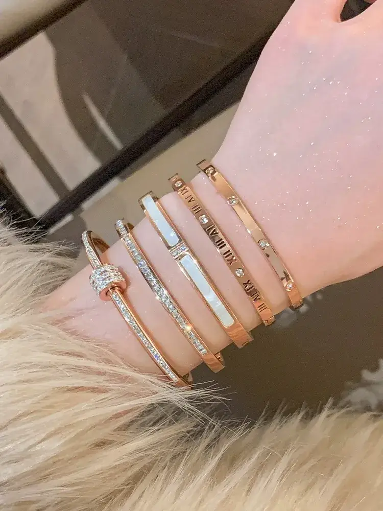 2024 Gold Zircon Cross Bracelet Light Luxury Design — feature 2