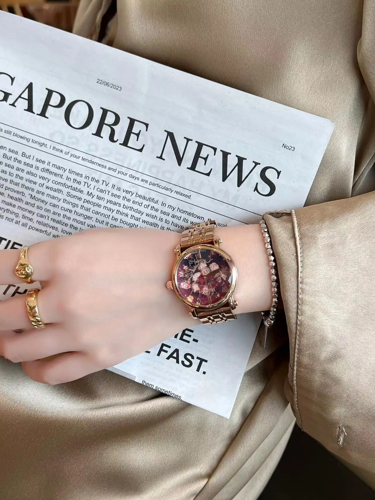 Women's Cowhide Strap Quartz Watch with Pearl Design — feature 1
