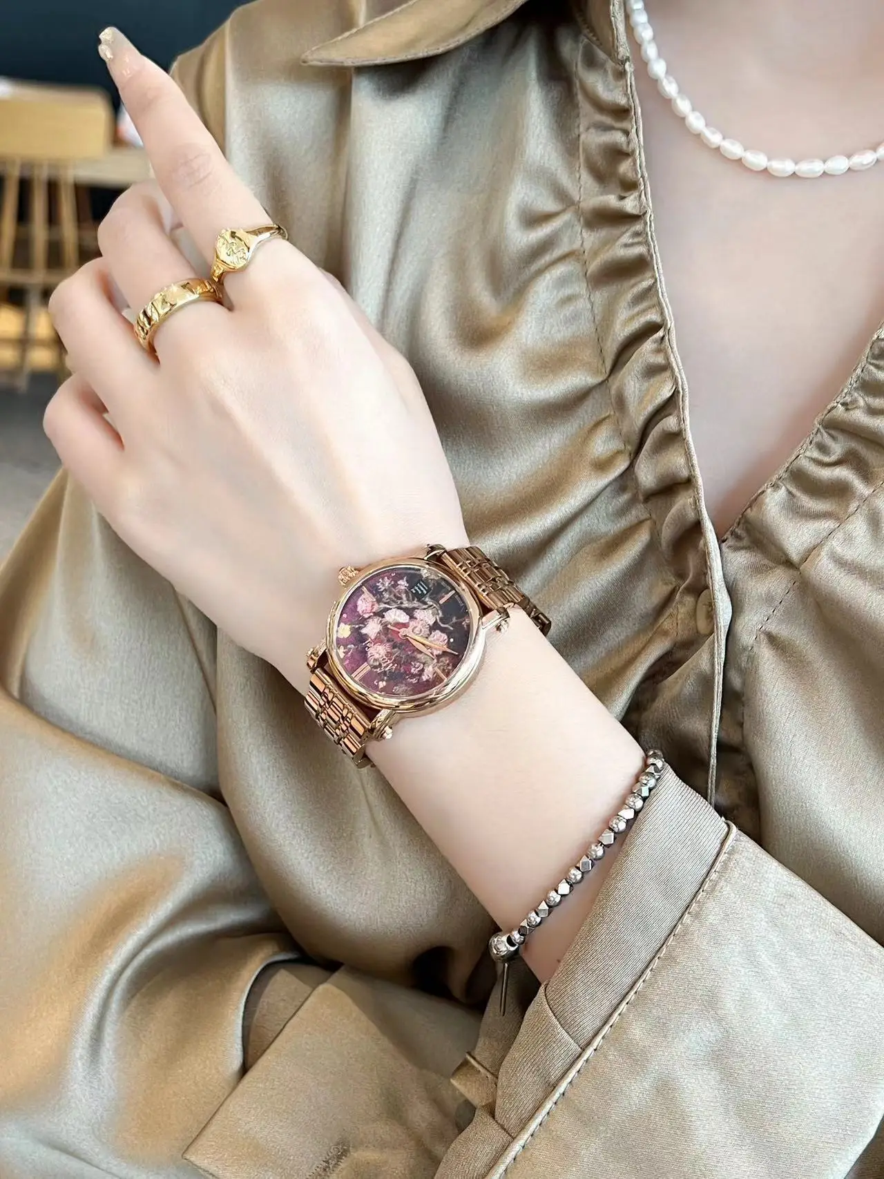 Women's Cowhide Strap Quartz Watch with Pearl Design — feature 2