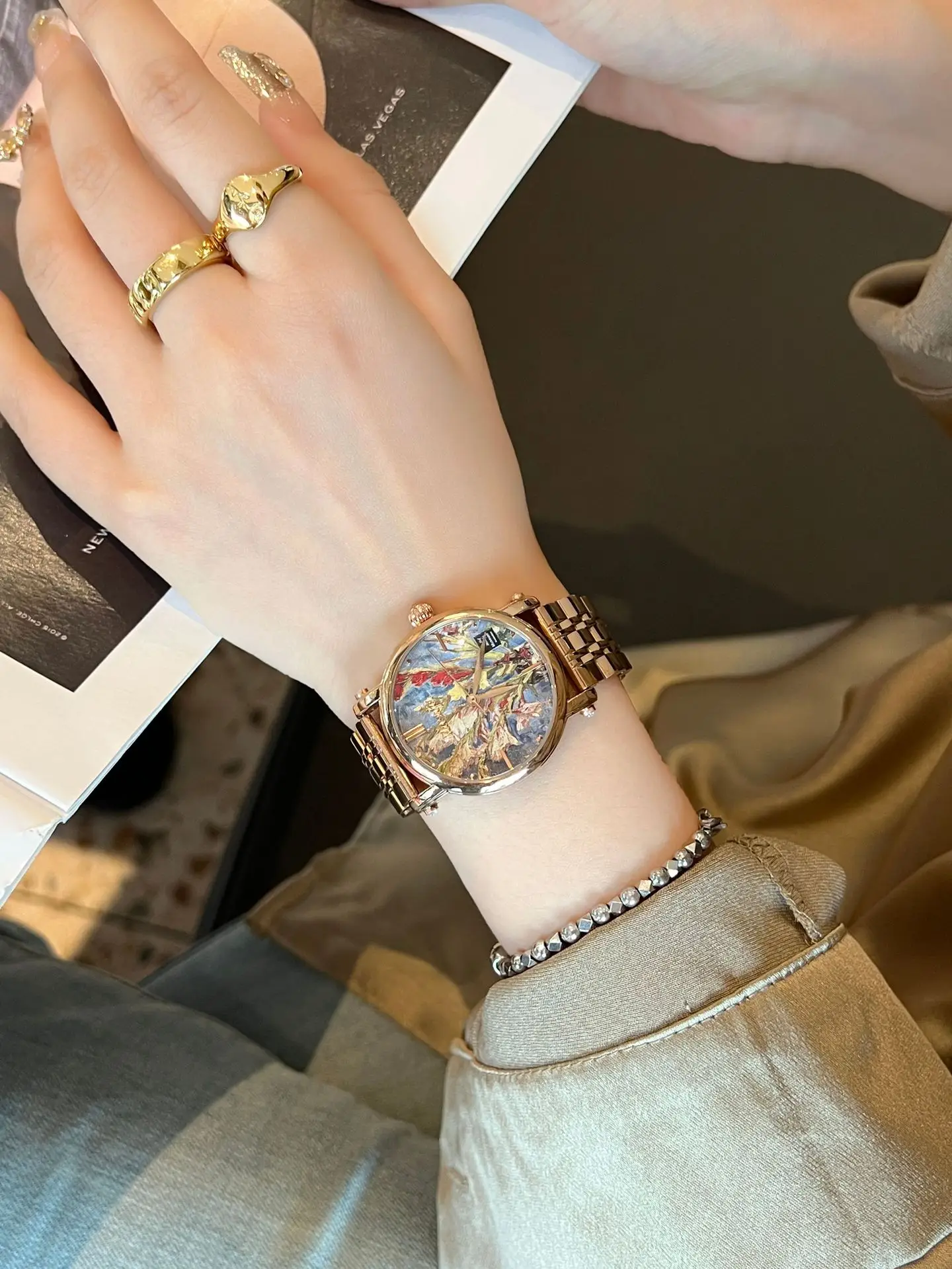 Women's Cowhide Strap Quartz Watch with Pearl Design — feature 3