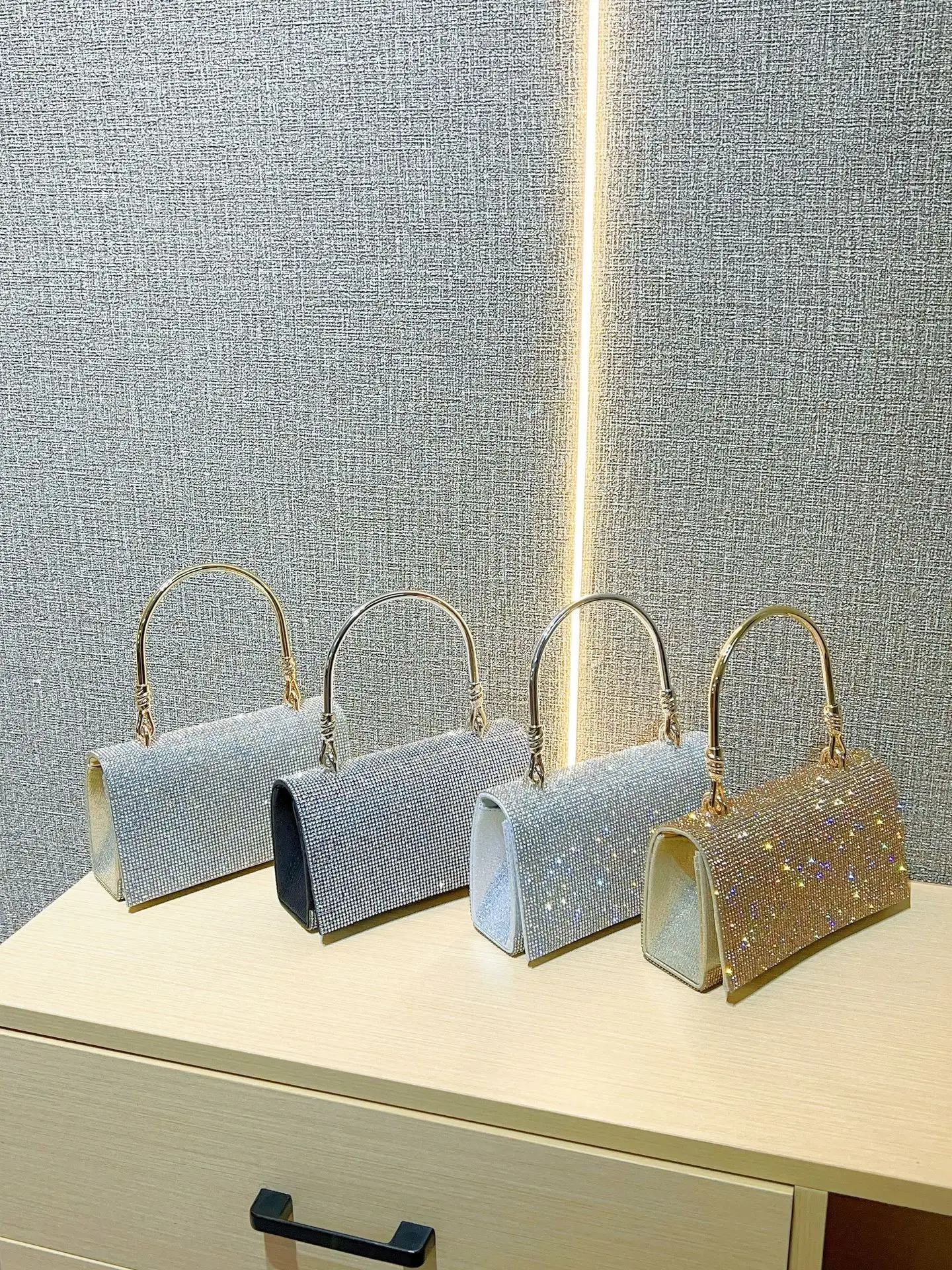 Full Diamond Shiny Gold Handbag for Women — feature 18