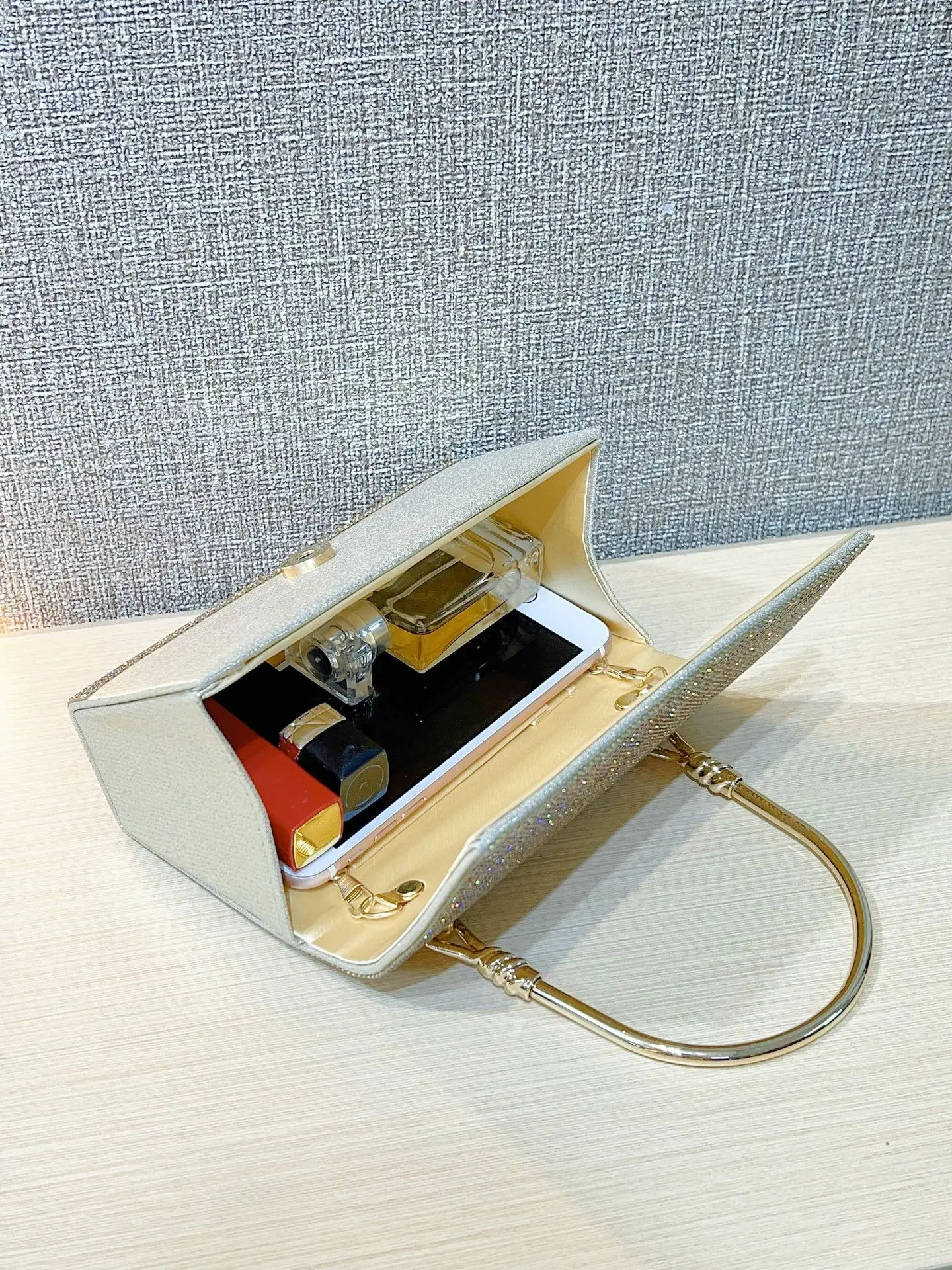 Full Diamond Shiny Gold Handbag for Women — feature 8