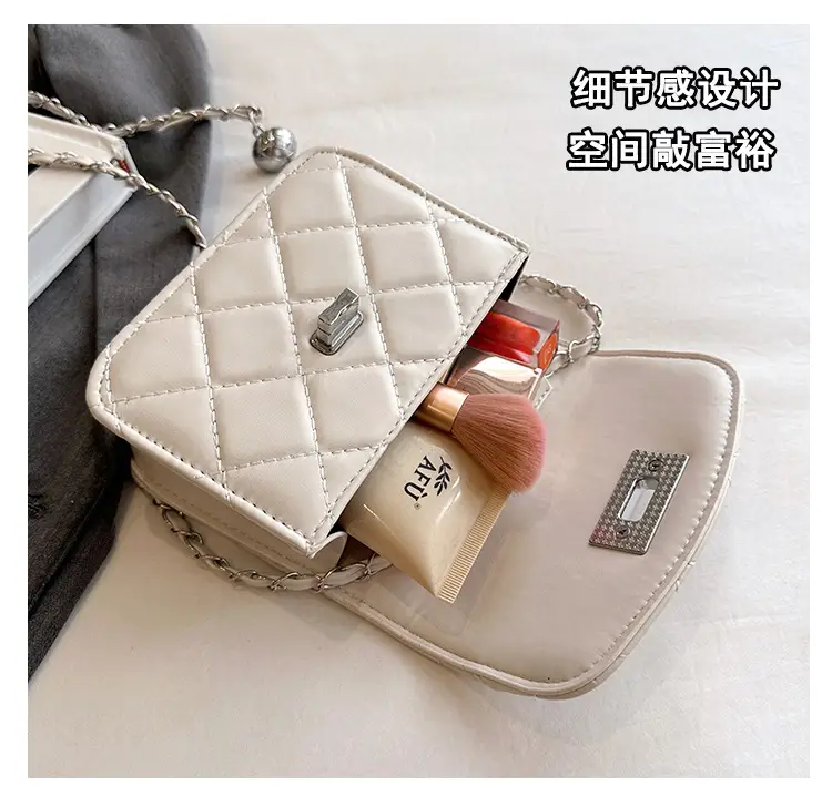 Lingge White Quilted Chain Shoulder Bag 2024 — feature 12