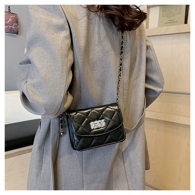 Lingge White Quilted Chain Shoulder Bag 2024 — feature 17
