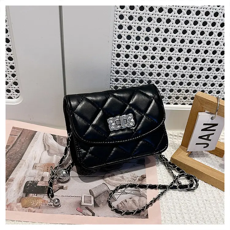 Lingge White Quilted Chain Shoulder Bag 2024 — feature 24