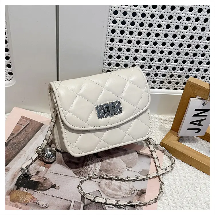 Lingge White Quilted Chain Shoulder Bag 2024 — feature 26