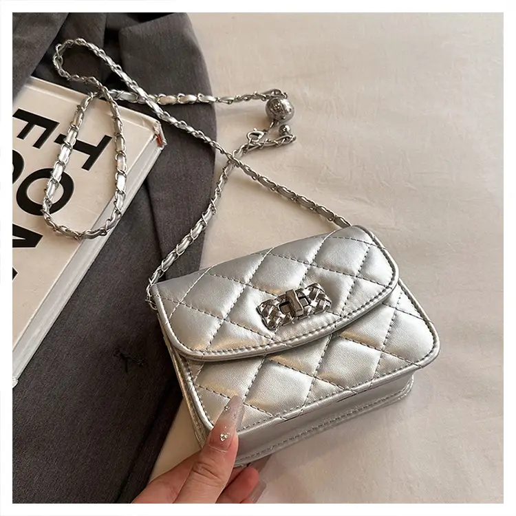Lingge White Quilted Chain Shoulder Bag 2024 — feature 28