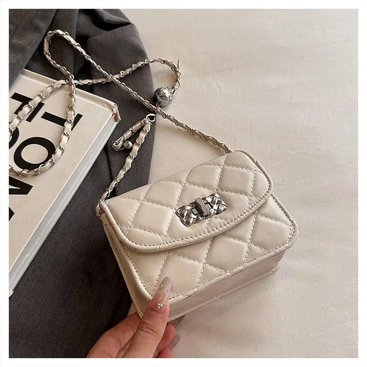 Lingge White Quilted Chain Shoulder Bag 2024 — feature 29