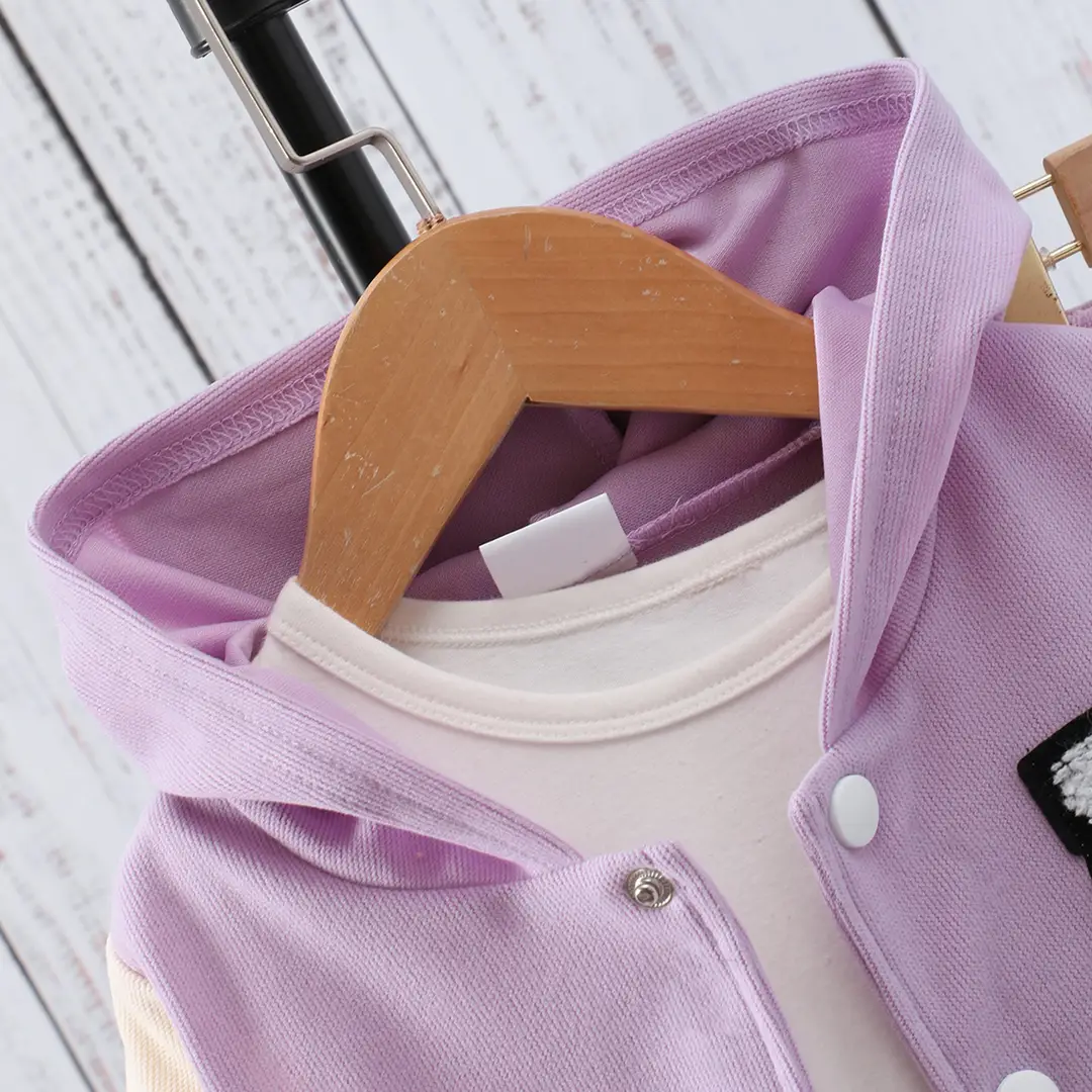 Long-sleeved hooded color A- shaped suit — feature 2