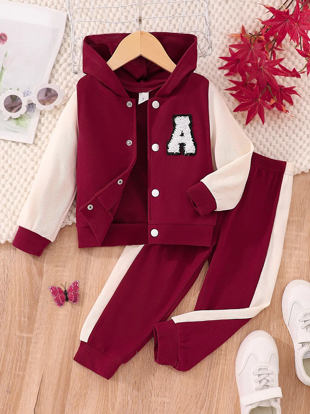 Long-sleeved hooded color A- shaped suit — feature 43