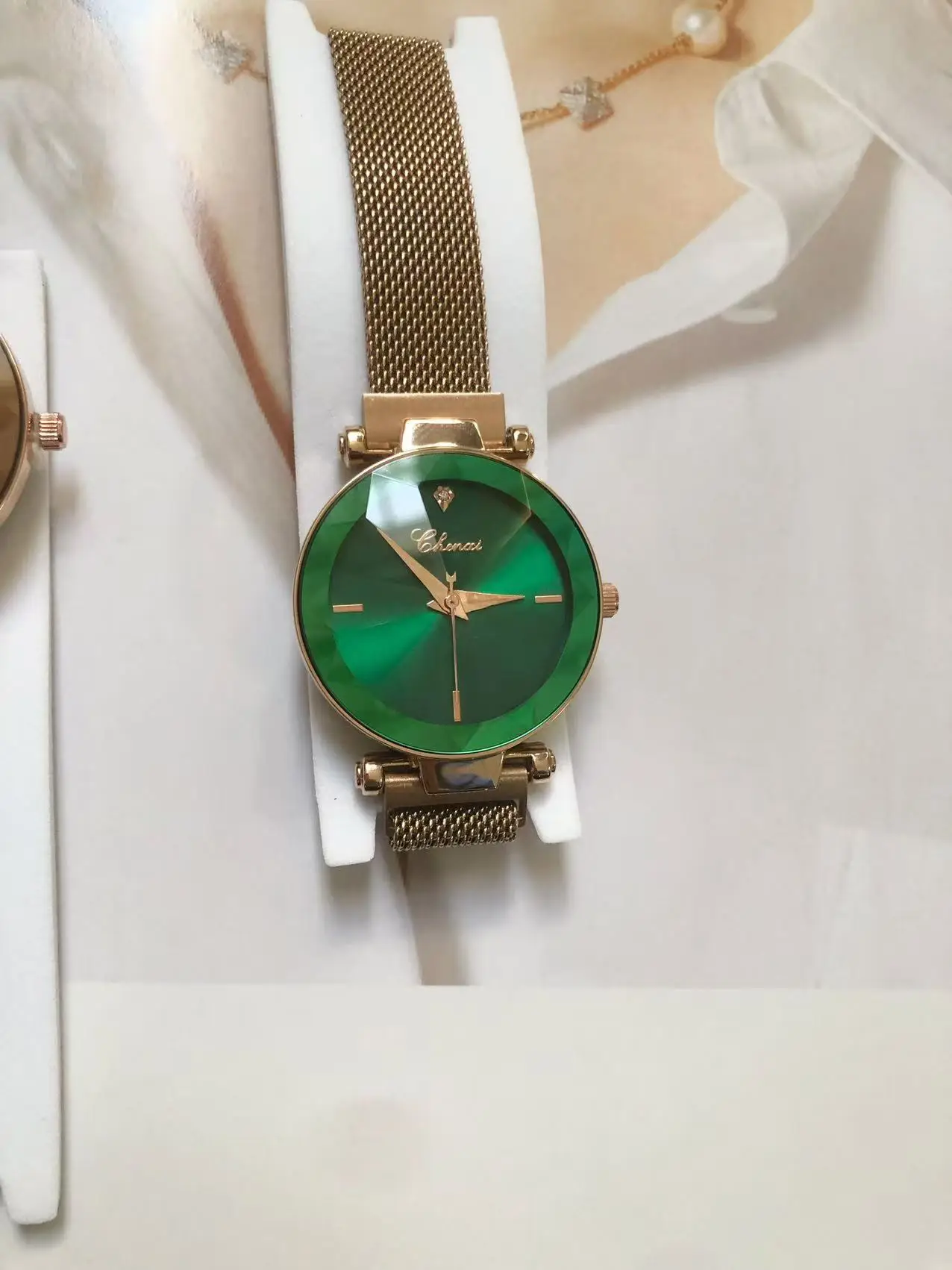 Chen Xi Magnetic Mesh Watch Red Gold Women — feature 17