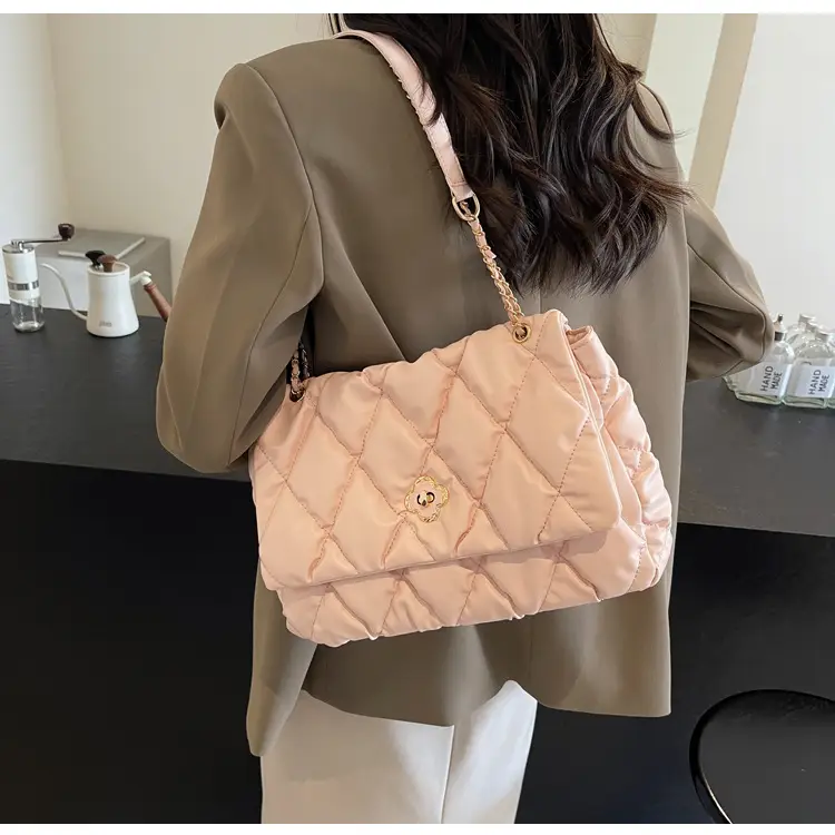 Women's Textured Rhombic Chain Bags Large Capacity — feature 17