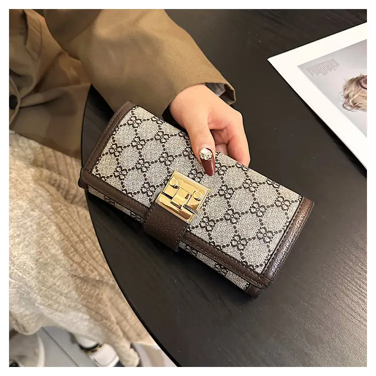 Cross-border high-end wallet women's new short multi-card three-fold buckle hand-held long wallet for hair — feature 16