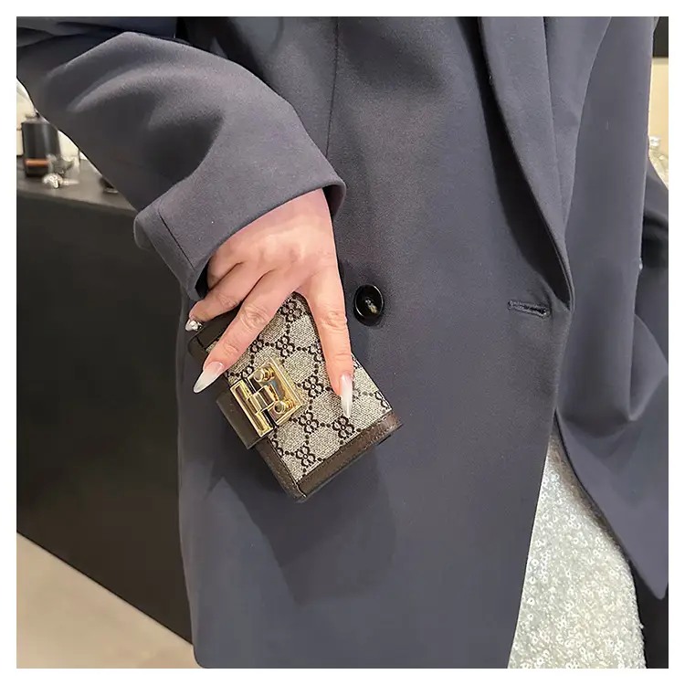 Cross-border high-end wallet women's new short multi-card three-fold buckle hand-held long wallet for hair — feature 44