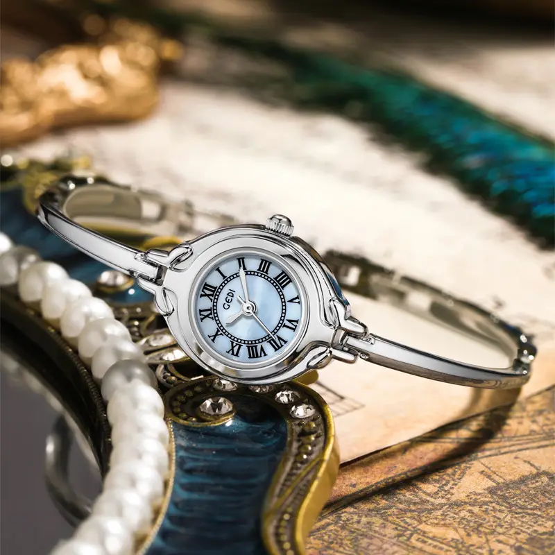 Ultra-Fine Retro Women's Quartz Watch with Roman Numeral