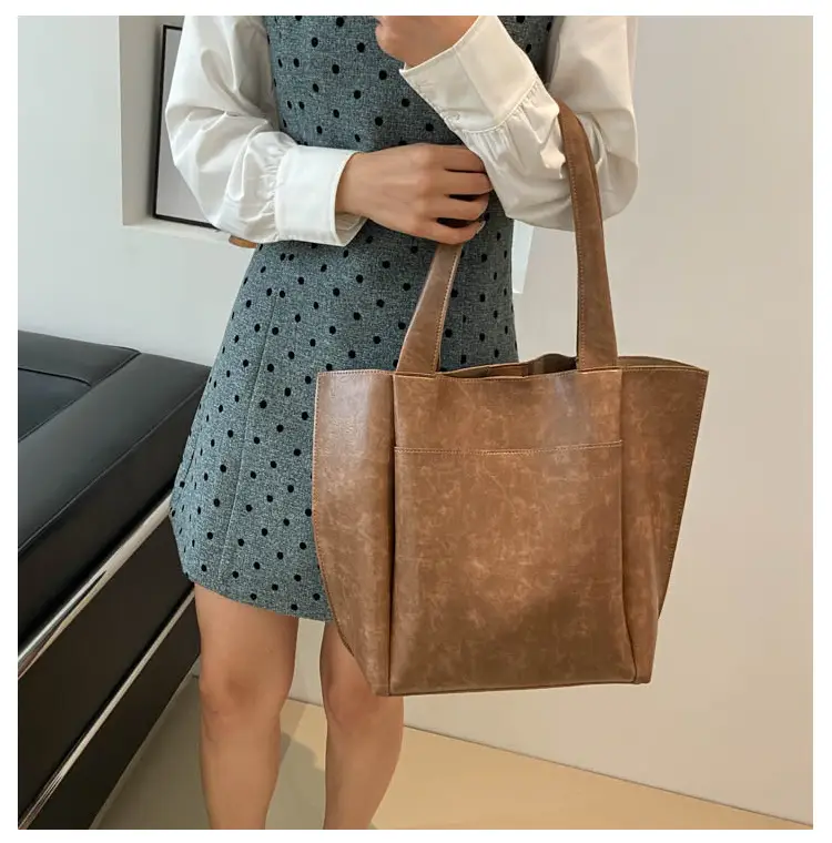 Retro Large Capacity Tote Bag for Women 2026 — feature 12