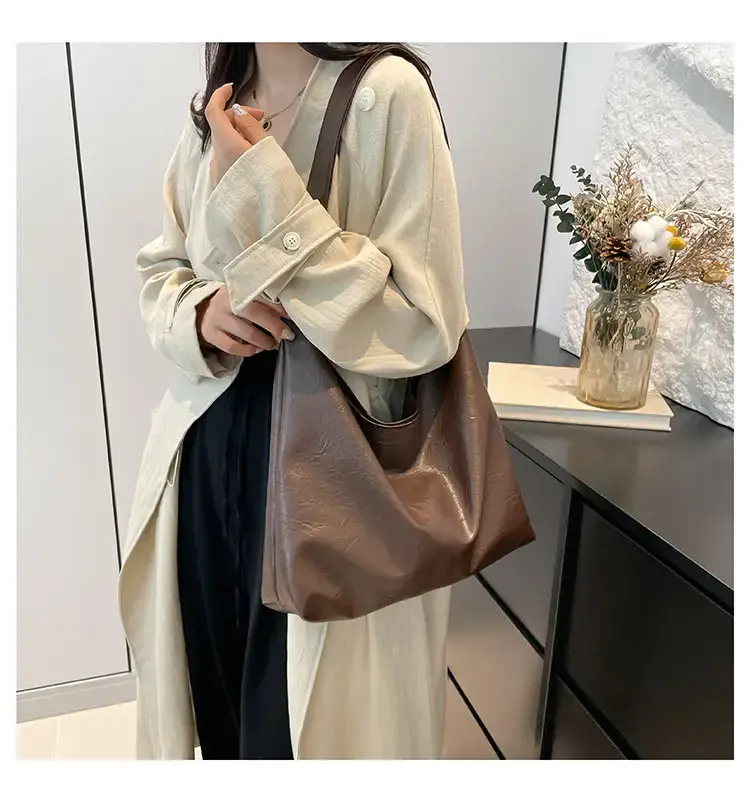 Textured Oil Leather Large Tote Bag Brown — feature 10