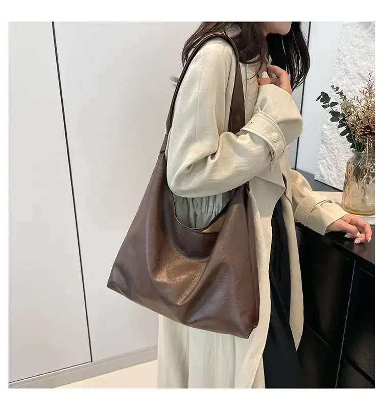 Textured Oil Leather Large Tote Bag Brown — feature 9