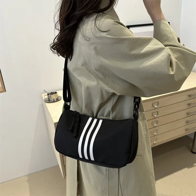 Black Chain Shoulder Bag for Women Autumn - Image 6
