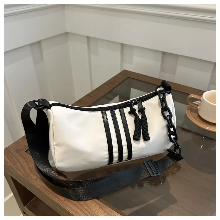 Black Chain Shoulder Bag for Women Autumn — feature 10