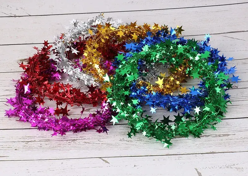 Christmas Tree Decor with Stars, Stars, and Pinecones — feature 17