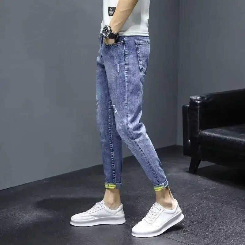 Men Blue Slim Hole Cropped Denim Pants - Image 5