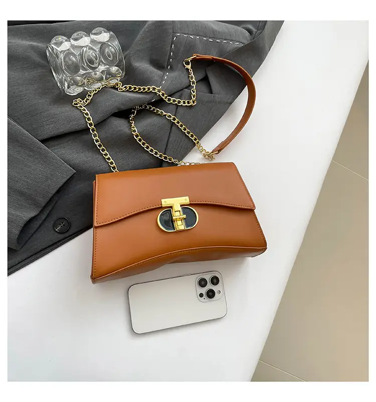 Retro Lock Chain Shoulder Bag Beige Gold — feature 8