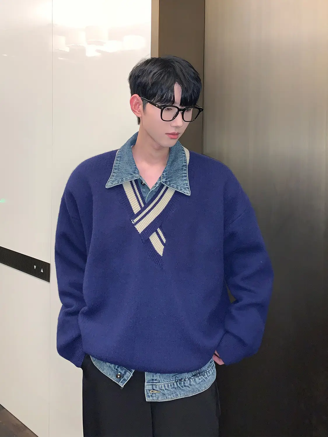 Men's Blue Knitted V-Neck Sweater with Striped Collar - Image 4